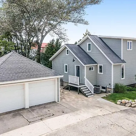 Chic Manistee Cottage Steps To Lake Michigan!